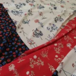 Krepdešín smetanovo-červeno-černý s drobnými květy