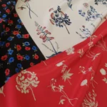 Krepdešín smetanovo-červeno-černý s drobnými květy