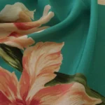 Krepdešín tyrkysový s velkými růžovými květy