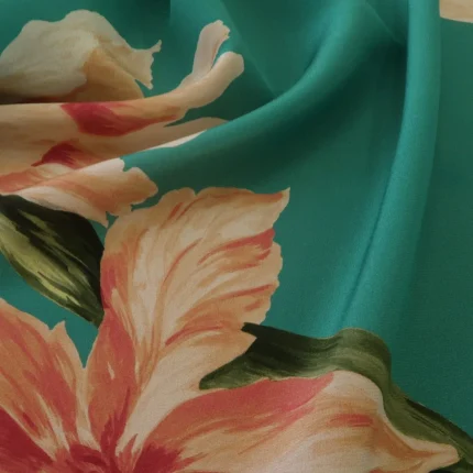 Krepdešín tyrkysový s velkými růžovými květy