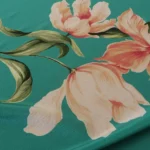 Krepdešín tyrkysový s velkými růžovými květy