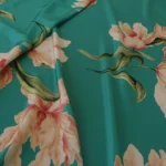 Krepdešín tyrkysový s velkými růžovými květy