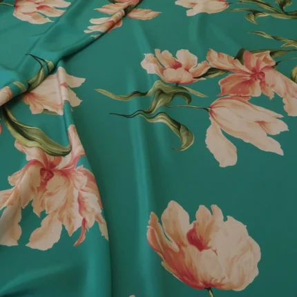 Krepdešín tyrkysový s velkými růžovými květy