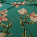 Krepdešín tyrkysový s velkými růžovými květy