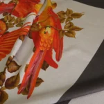 Serž bílý s oranžovými papoušky