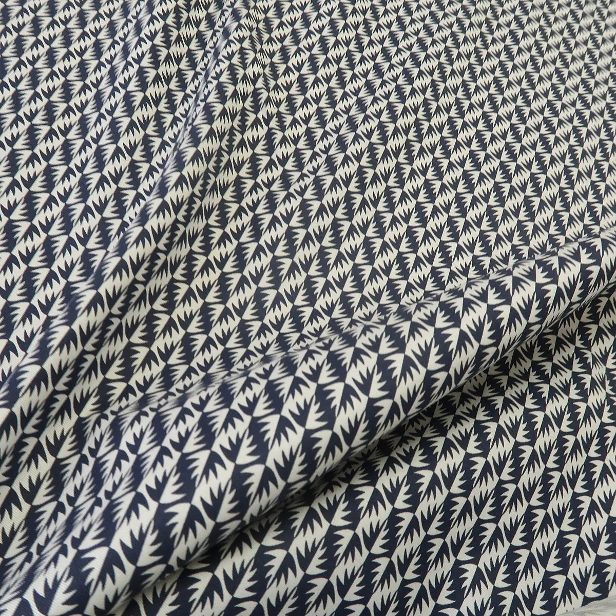 31803_gabarden Gabardén bílý s drobným modrým vzorem lístků