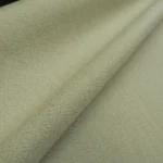 Žakár bílý se zlatou nitkou s geometrickým vzorem