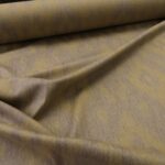 Žakárová kabátovka béžová s okrovým abstrakním vzorem tenší