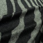 Žakárová kostýmovka modrá s abstrakním vzorem z kašmíru