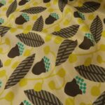 Batist pastelově oranžový s hnědo zeleným florálním retro vzorem