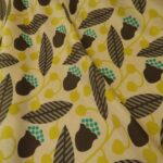 Batist pastelově oranžový s hnědo zeleným florálním retro vzorem