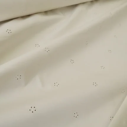 Gabardén bílý s výšivkou á la madeira