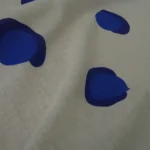 Batist smetanový s modrými puntíky