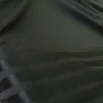 Kostýmovka černá s lesklými saténovými černými pruhy